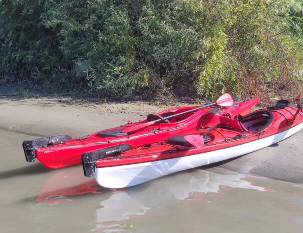 2 red cayacs